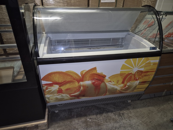 ISA 10 baks schepijsvitrine LED verlicht