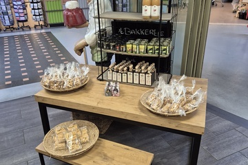 Afbeelding van Presentatiemeubel tafels en kastje