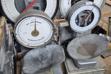 Afbeelding van 4 weegschalen